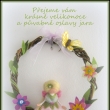 v�ne�ek z kroucen� vrby jsme uvinula, kv�tinky jsem ka�dou z plsti vyst��hala, v�le�ku z ov��ho rouna jsem uplstila, mot�la jsme vyst�ihla z filcu, pomalovala k��dla, uplstila t�l��ko / v�tvi�ky, 100% ov�� rouno, pls�, kor�lky, �isti� d�mek a organzov� ma