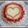 �paldovo�itn� / kr�m z pudingu, Stelly a obarven� rozva�en�mi jahodami. Uvnit� rozva�en� bor�vky. M�sto vejce ln�n� sem�nko, m�sto ml�ka r��ov� n�poj DM. Zdobeno igeli��kem, nem�m pytlik na dorty, tak�e takov� znouzectnost :-)