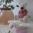 Tak tu je ji druh pleten holubika, kter m sprvn kidlka i ocsek :-) pleten rov poup a hkovan srdko s hkovanm medvdkem v pozad / ve 100% bavlna, vpl dut vlkno, ndhern i jako drek k narozen miminka